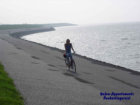 Radfahren vor dem Deich