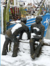 Fischerfiguren am Hafen im Winter