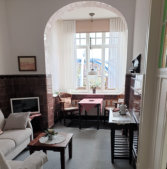 Appartement 4: Wohnzimmer mit Erker zu Hafen 